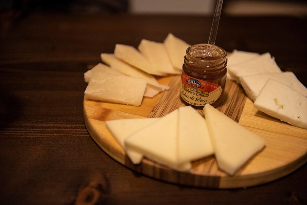 Tagliere di formaggi tipici locali Degustazione di formaggi tipici della Puglia