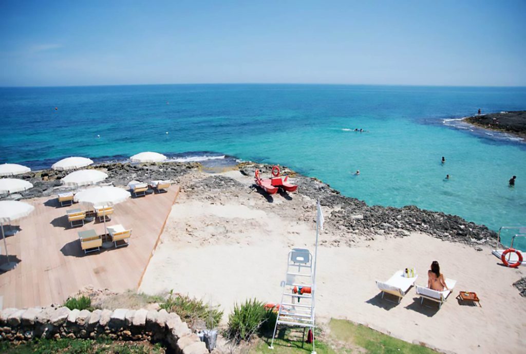 La spiaggia privata di Masseria San Domenico Spiaggia Masseria San Domenico 5 stelle lusso Puglia