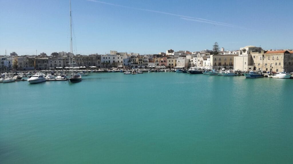 Porto turistico di Trani Il porto turistico di Trani bagnato dal mare Adriatico