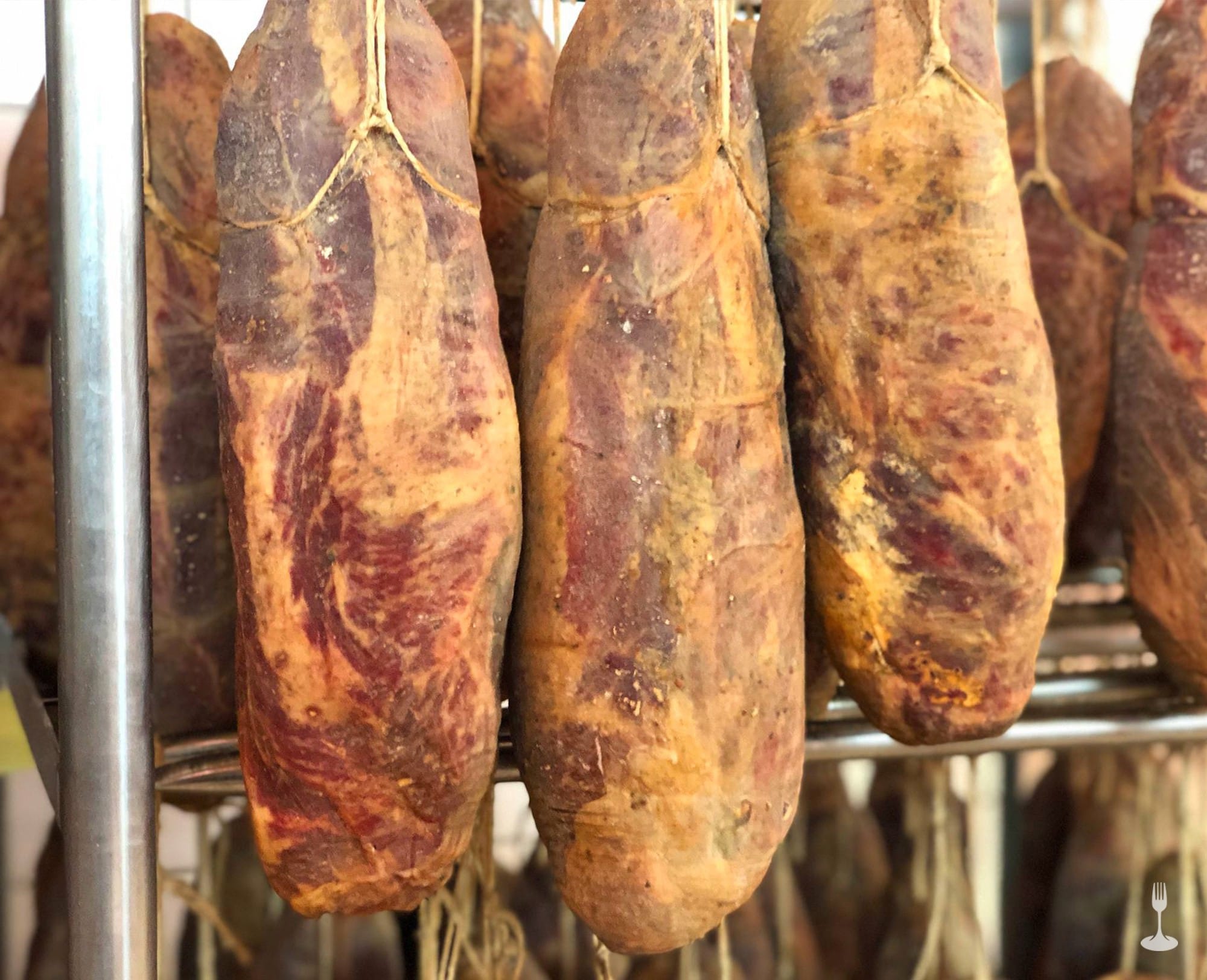 Capocolli di Martina Franca appesi per la stagionatura Capocolli di Martina Franca appesi per la stagionatura