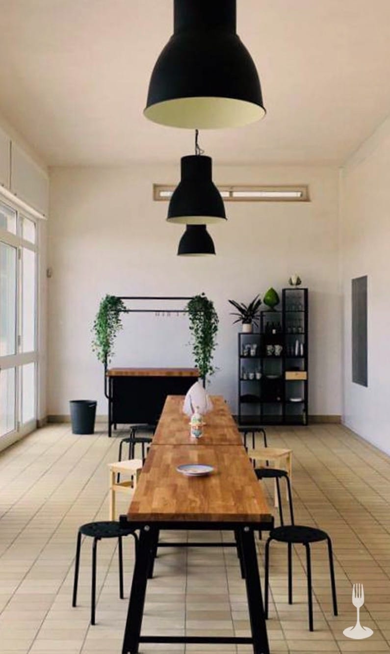 Angolo degustazione all’interno dell’azienda con lunga tavola e sgabelli Angolo degustazione all'interno dell'azienda con lunga tavola e sgabelli