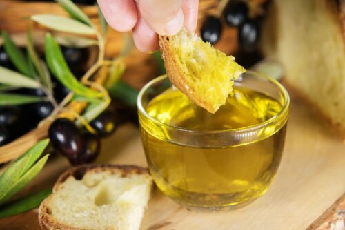 Pane imbevuto in olio d'oliva pugliese